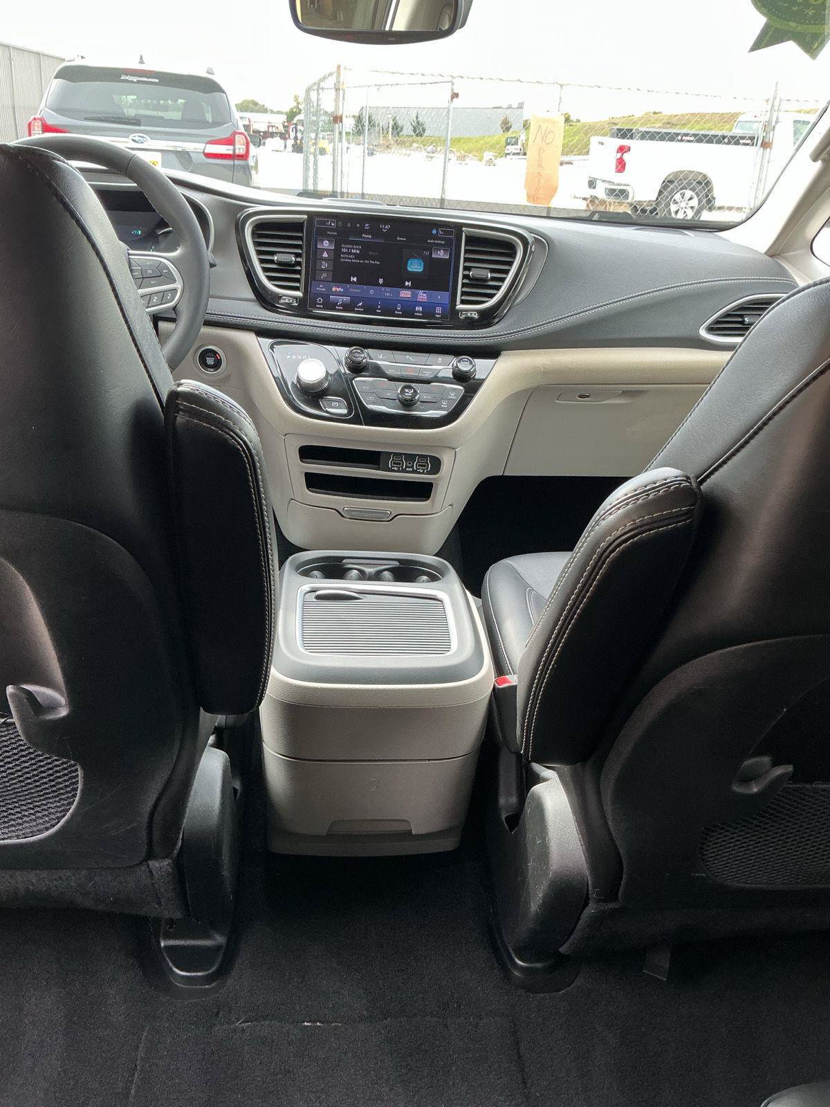 Used 2024 Chrysler Pacifica Limited FWD image 19