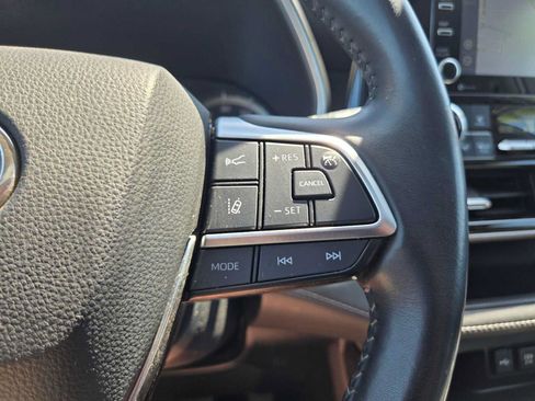 Used 2020 Toyota Highlander XLE AWD/4WD image 34