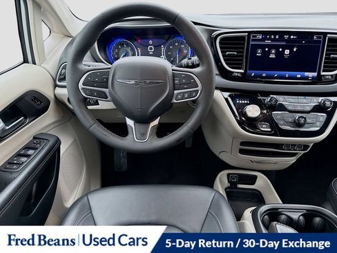 Used 2024 Chrysler Pacifica Touring-L FWD image 32