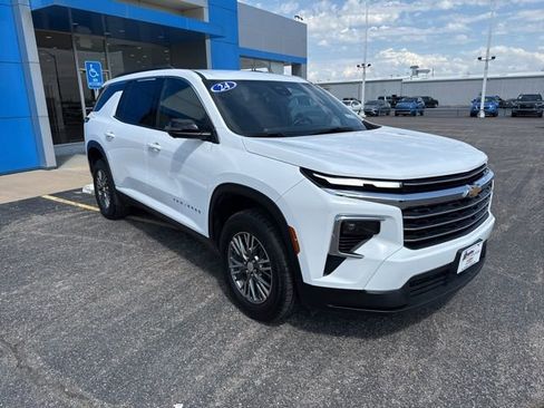 Used 2024 Chevrolet Traverse LT image 9