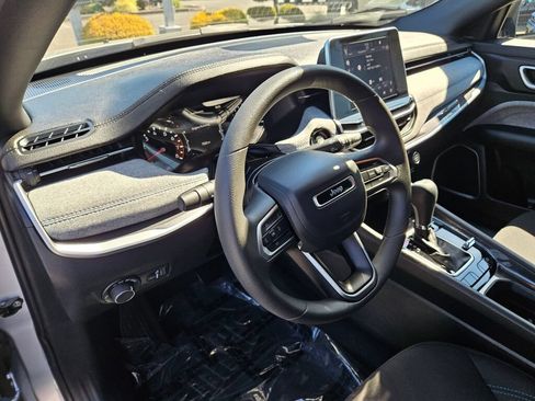 Used 2025 Jeep Compass Sport AWD/4WD image 18