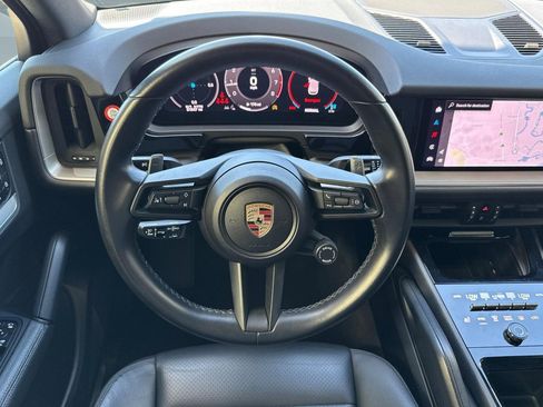 Used 2024 Porsche Cayenne AWD/4WD image 29