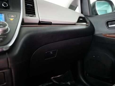 Used 2019 Toyota Sienna Limited Premium image 52
