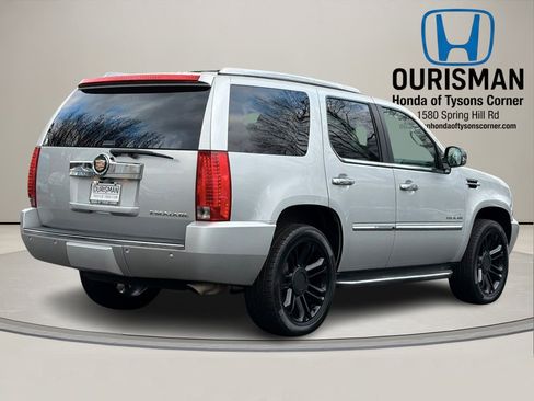 Used 2013 Cadillac Escalade Luxury image 3
