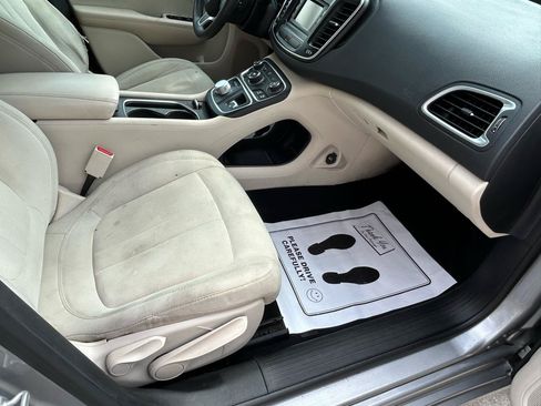 Used 2015 Chrysler 200 Limited FWD image 12