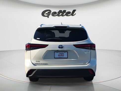 Used 2021 Toyota Highlander XLE FWD image 6