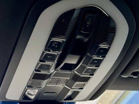 Used 2025 Porsche Macan image 53