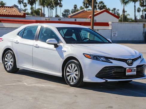 Used 2020 Toyota Camry LE image 4