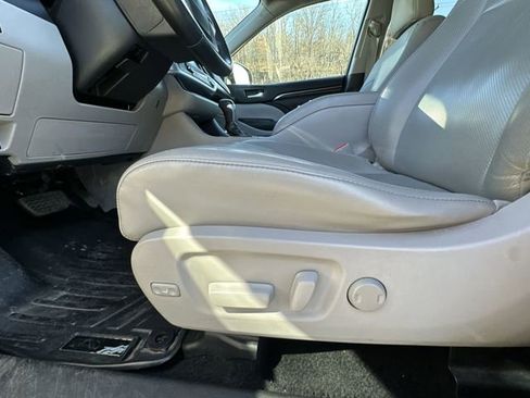 Used 2014 Toyota Highlander Limited image 18