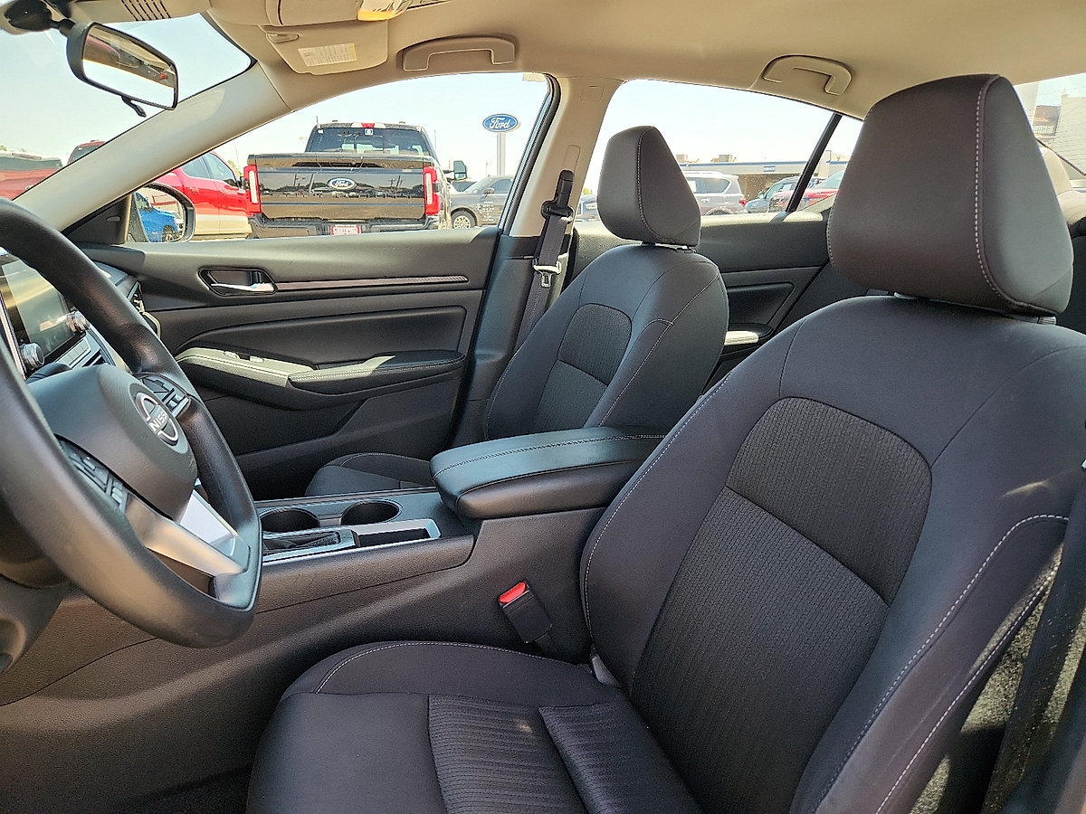 Used 2025 Nissan Altima 2.5 SV FWD image 8