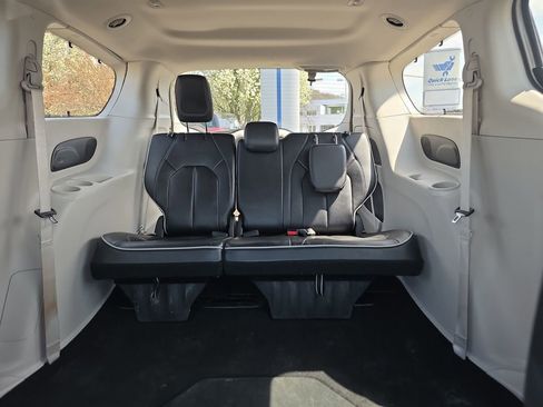 Used 2024 Chrysler Pacifica Limited image 39