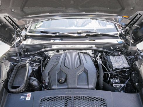 Used 2025 Porsche Macan AWD/4WD image 34