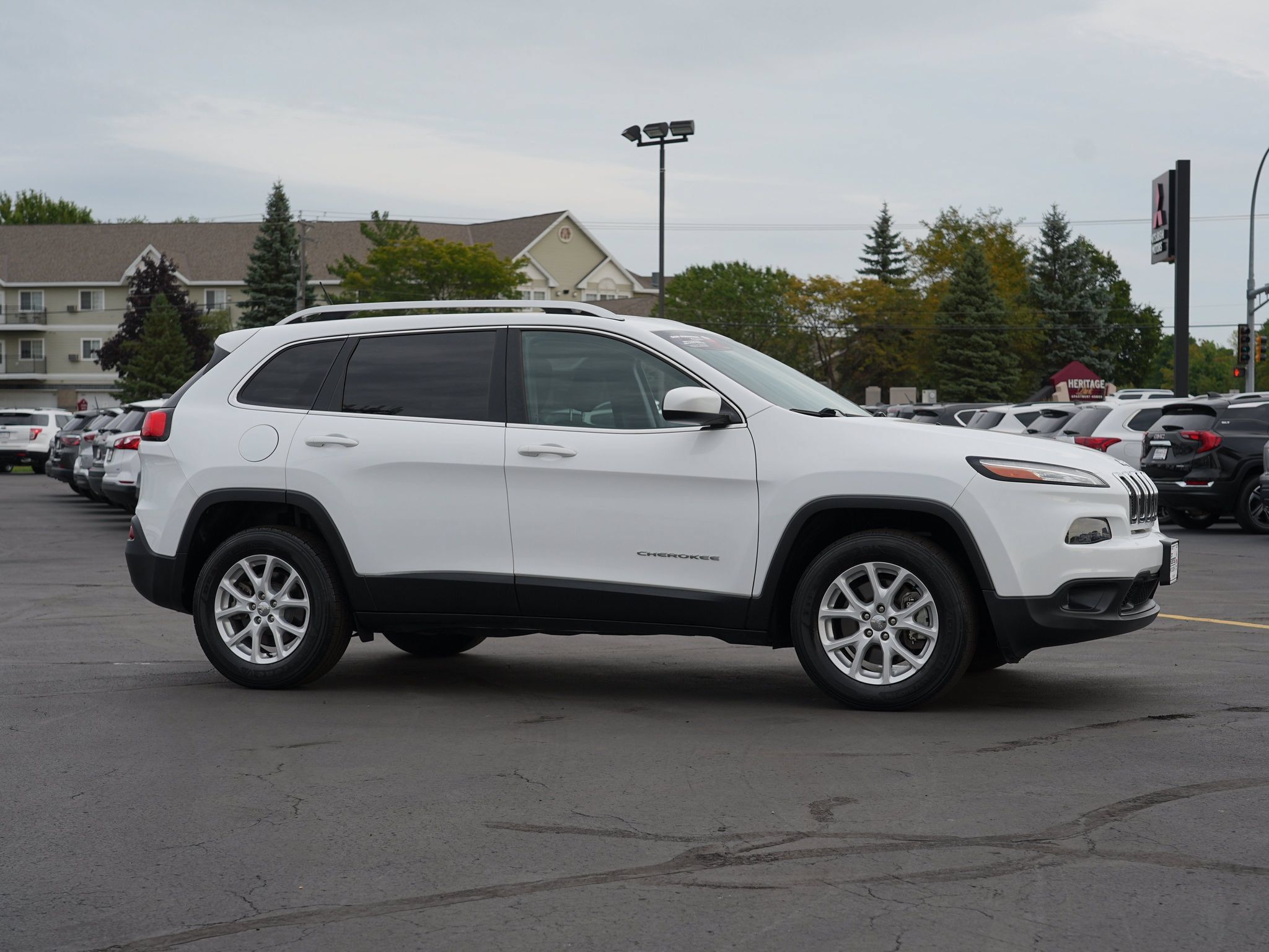 Used 2018 Jeep Cherokee Latitude w/ Safety Group AWD/4WD image 2