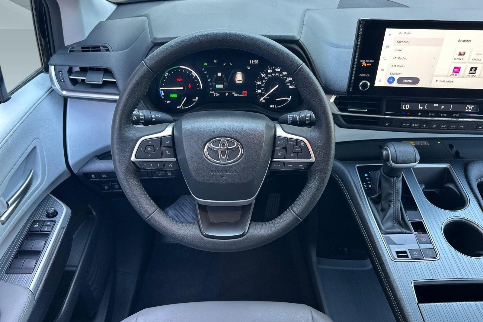 Used 2026 Toyota Sienna XLE FWD image 30
