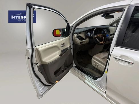 Used 2018 Toyota Sienna XLE w/ XLE Navigation Package FWD image 9
