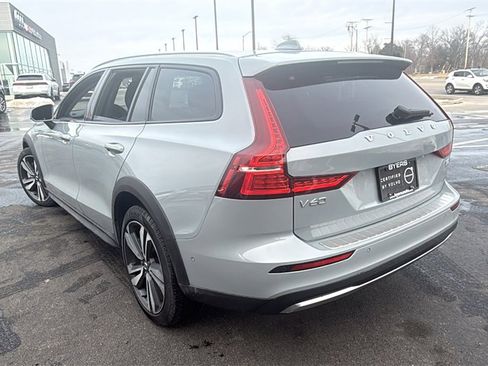 Certified 2025 Volvo V60 B5 Cross Country Plus image 4