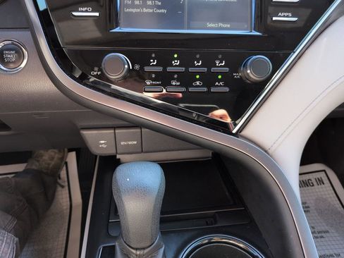 Used 2018 Toyota Camry LE w/ Moonroof Package FWD image 18