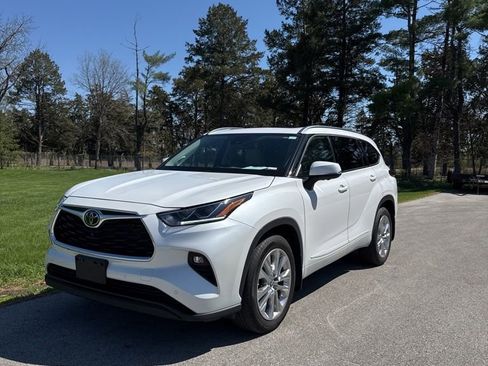 Used 2024 Toyota Highlander Limited AWD/4WD image 2