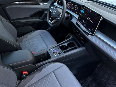 New 2026 Volkswagen Tiguan SE R-Line FWD image 14