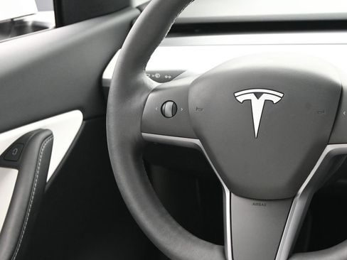 Used 2022 Tesla Model Y Long Range image 30