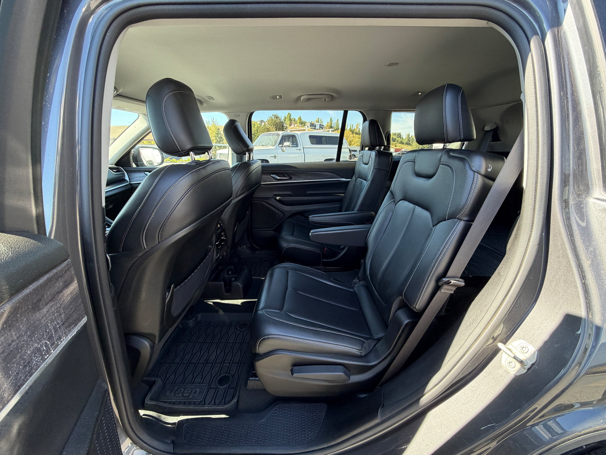 Used 2023 Jeep Grand Cherokee L Limited AWD/4WD image 3