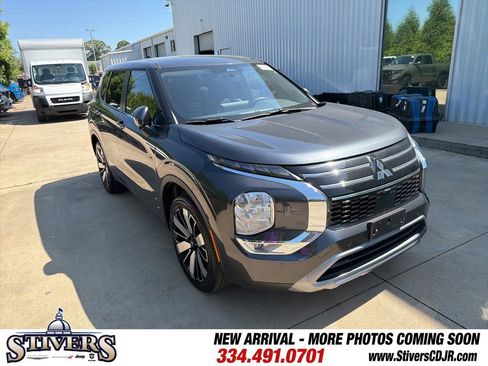 Used 2025 Mitsubishi Outlander AWD image 2