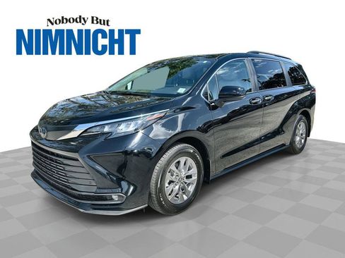 Used 2025 Toyota Sienna XLE image 1