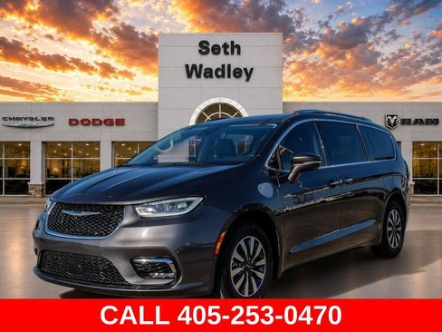 Used 2021 Chrysler Pacifica Touring-L FWD image 3