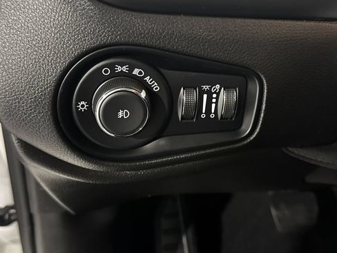 Used 2023 Jeep Renegade Altitude AWD/4WD image 38