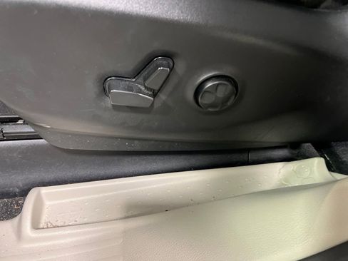 Used 2023 Chrysler Pacifica Touring-L FWD image 17