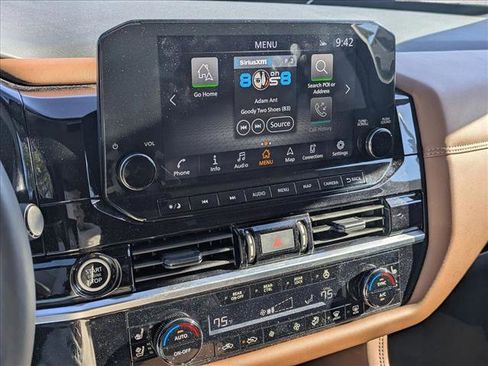 Used 2024 Nissan Pathfinder Platinum image 12