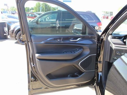 Used 2022 Jeep Grand Cherokee L Laredo image 9