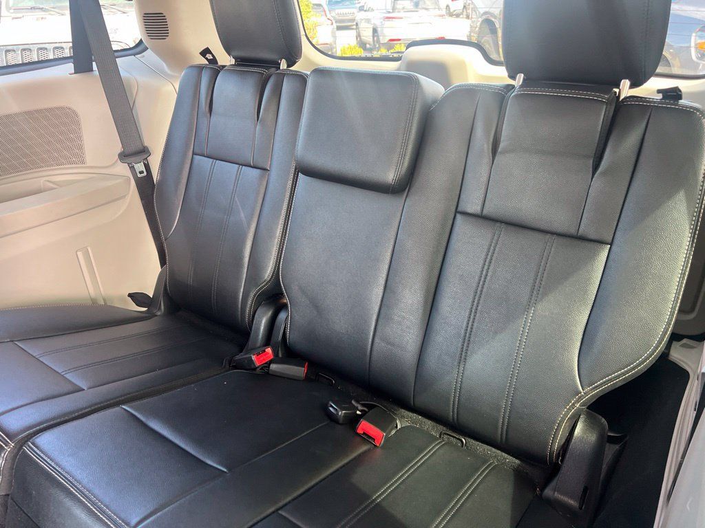 Used 2014 Chrysler Town & Country Touring FWD image 15