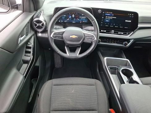 Used 2025 Chevrolet Equinox LT AWD/4WD image 11