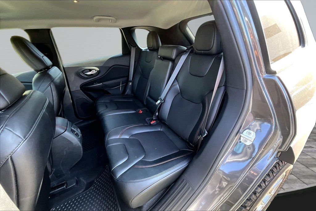 Used 2022 Jeep Cherokee Trailhawk w/ Comfort/Convenience Group AWD/4WD image 19