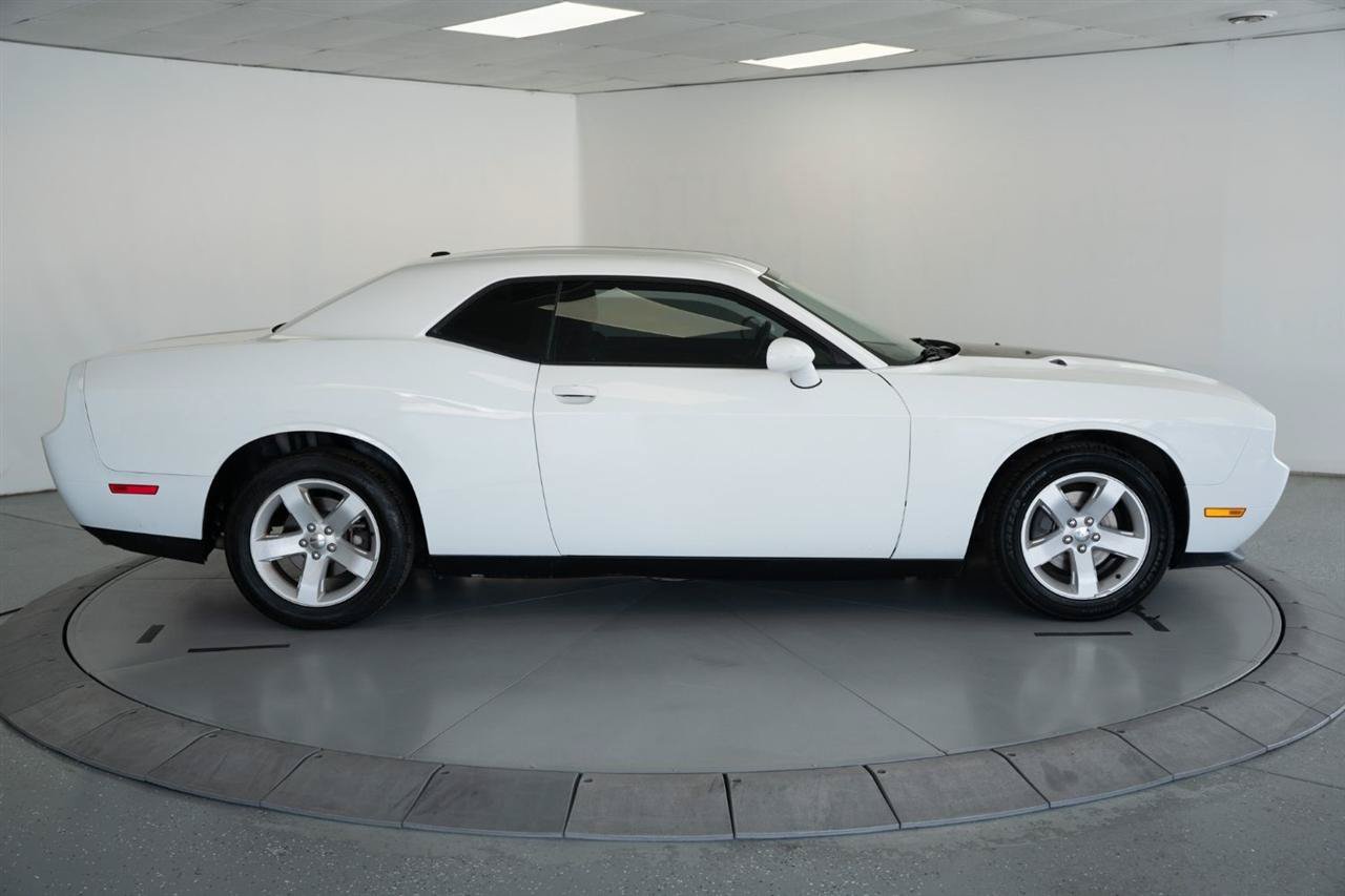 Used 2014 Dodge Challenger SXT RWD image 9
