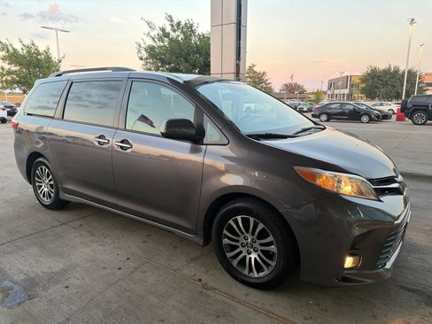 Used 2019 Toyota Sienna XLE FWD image 24