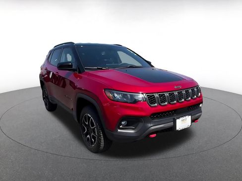 Used 2025 Jeep Compass Trailhawk AWD/4WD image 3