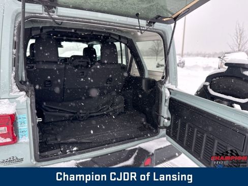 Used 2024 Jeep Wrangler Sahara image 35