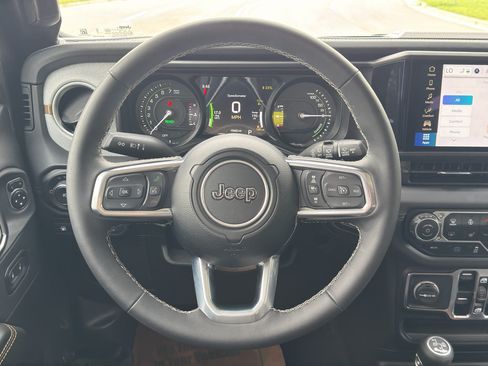 Used 2025 Jeep Wrangler Unlimited Sahara AWD/4WD image 28