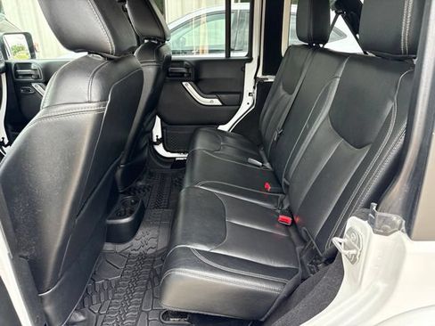 Used 2018 Jeep Wrangler Unlimited Sahara w/ Connectivity Group AWD/4WD image 14