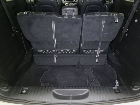 Used 2025 Chrysler Pacifica Select FWD image 11