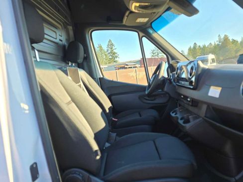 Used 2025 Mercedes-Benz Sprinter 2500 image 11