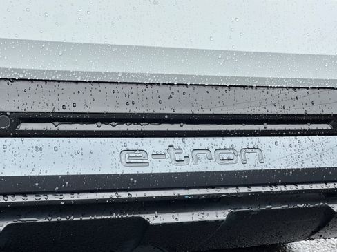 Used 2024 Audi Q8 e-tron Premium Plus image 34