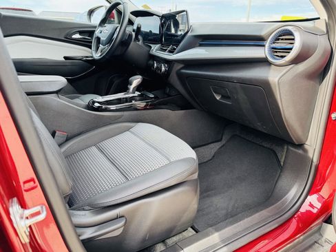 Used 2025 Chevrolet Trax LT w/ LT Convenience Package image 28