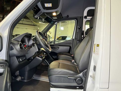 Used 2025 Mercedes-Benz Sprinter 2500 image 22