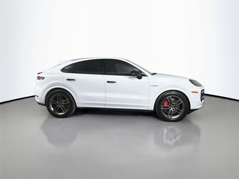 Certified 2025 Porsche Cayenne Turbo AWD/4WD image 8