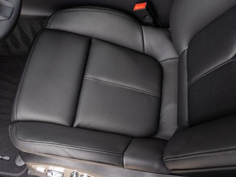 Certified 2026 Porsche Macan AWD/4WD image 28