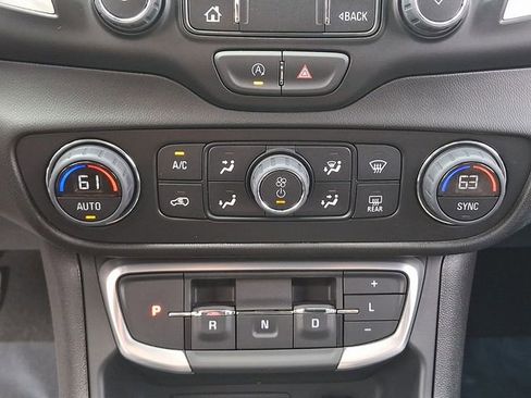 Used 2024 GMC Terrain SLT image 14