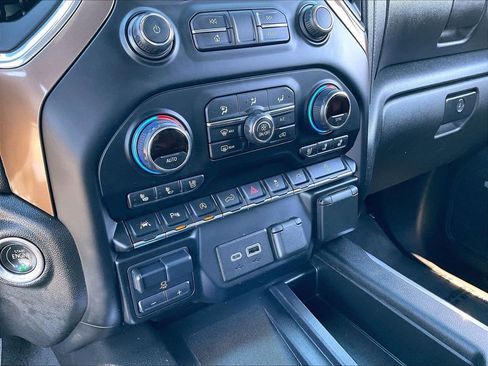 Used 2021 Chevrolet Silverado 1500 High Country w/ Technology Package image 12